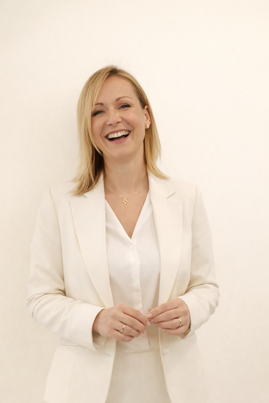 Friseurmeisterin Doren Hell angezogen Blond freundliche